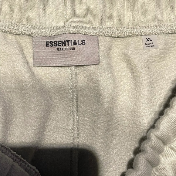 Essentials shorts - sage green - Picture 5 of 5